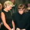 Ao lado de Elton John, no memorial a Gianni Versace, em Julho de 1997