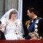 Carlos e Diana na varanda do Palácio de Buckingham, depois da cerimónia de casamento, em Junho de 1981