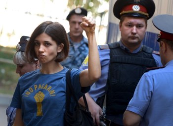 "“O nosso lugar é em liberdade e não atrás das grades", disse Nadezhda Tolokonnikova
