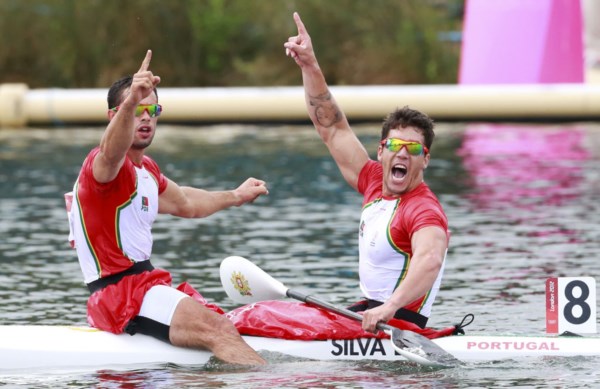 <p>Emanuel Silva e Fernando Pimenta festejam a sua medalha de prata olímpica</p>