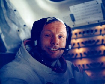 Armstrong no interior do módulo lunar Eagle a 20 de Julho de 1969