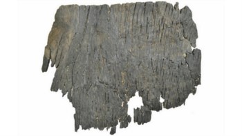 Os arqueólogos acreditam que este pedaço de madeira pertenceu a uma embarcação da época neolítica