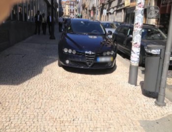 O carro da PSP em cima do passeio, no Porto