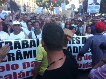 Faixas de protesto na manifestação em Lisboa