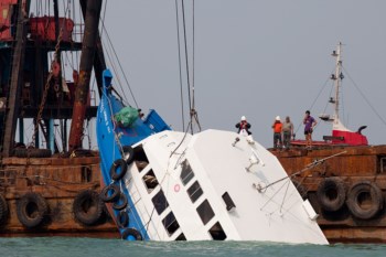 A embarcação afundou-se em dez minutos ao largo de Hong Kong, contaram testemunhas
