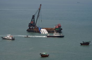 A embarcação afundou-se em dez minutos ao largo de Hong Kong, contaram testemunhas