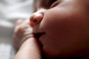 Os bebés alimentados apenas com leite materno crescem mais nos primeiros quatro/seis meses de vida