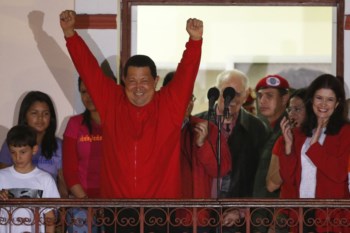 Chávez celebra a vitória no Palácio Miraflores