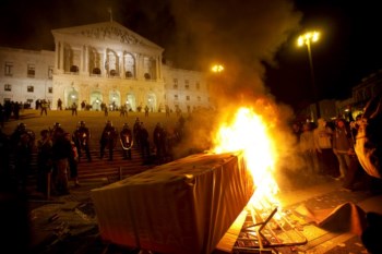 Foram queimados objectos em frente à escadaria do Parlamento