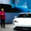 A chanceler Angela Merkel de visita ao stand da Porsche aproveitou para admirar o novo Porsche Taycan Turbo S