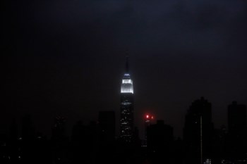 Uma imagem rara: o horizonte de Manhattan às escuras, com excepção do Empire State Building