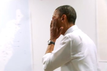 Obama limpa o rosto no momento em que deixa a sala
