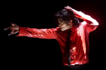 Michael Jackson foi dos cabedais urbanos aos brilhantes e às fardas