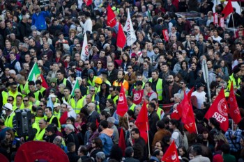 <p>Tal como em Novembro do ano passado (na foto), a CGTP marcou uma manifestação para junto do Parlamento</p>
