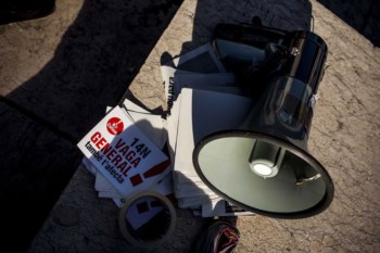 <p>Foram ateados fogos em ruas próximas da Assembleia</p>