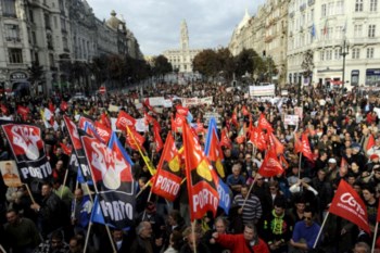 <p>Foram ateados fogos em ruas próximas da Assembleia</p>