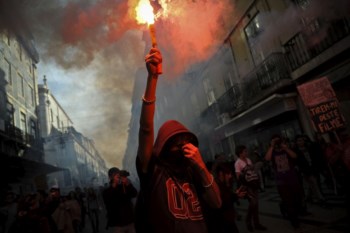 <p>Foram ateados fogos em ruas próximas da Assembleia</p>
