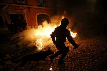 <p>Foram ateados fogos em ruas próximas da Assembleia</p>