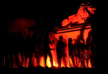<p>Foram ateados fogos em ruas próximas da Assembleia</p>