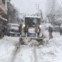 Um caminhão limpa uma estrada bloqueada pela neve, durante uma tempestade de neve na vila de Kfar Shouba, no sul do Líbano