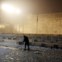 Um homem limpa a neve do solo perto do Muro das Lamentações, em Jerusalém