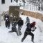 Crianças brincam na neve na cidade de Hasbaya, Líbano