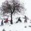 Na cidade de Jezzine, no sul do Líbano, as crianças aproveitam para brincar na neve, raro cenário no Médio Oriente