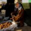 Um vendedor na cidade de Samawah