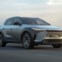 A <b>Toyota</b> irá lançar o <b>bZ4X</b>, o seu primeiro automóvel 100% eléctrico desenvolvido de raiz que reclama uma autonomia de até 450 quilómetros.