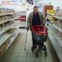 Domenico, 57 anos, que era ferreiro antes de perder o emprego, faz compras no Cáritas Emporium