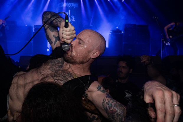 Festival Barroselas Metalfest, concerto Vastum com um crowdsurf do vocalista