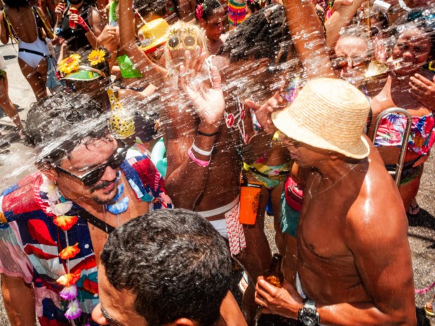 O uso do flash faz com que as cores do Carnaval de rua sejam traduzidas nas fotografias de Lucas Bori