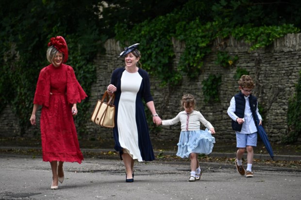 A boa disposição imperou entre os convidados do casamento do filho da princesa Ana, Peter Phillips, com Harriet Sperling, na Igreja de Todos os Santos, em Kemble, Cirencester