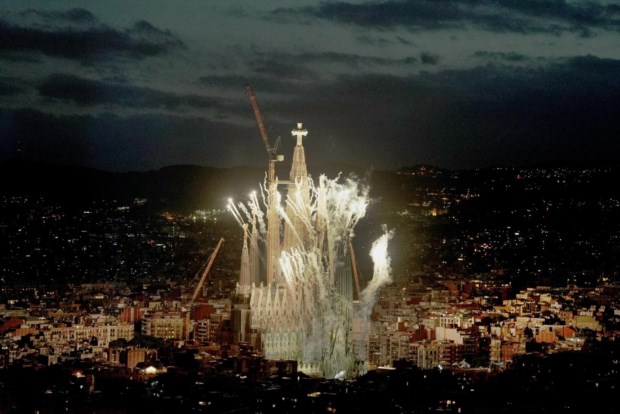 Fogo de artifício durante a inauguração da Torre de Jesus Cristo, na Basílica da Sagrada Família, em Barcelona