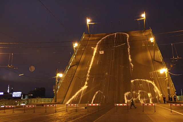 Artistas pintam pénis gigante em ponte de São Petersburgo