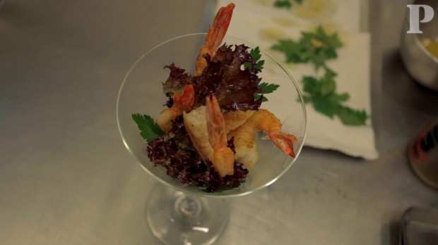 Salada de camarão com holandesa de vinho da Madeira