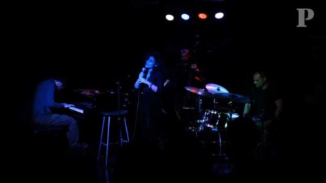 Fomos passar a noite na nova casa do Hot Clube de Portugal, que voltou a encher de jazz a alfacinha Praça da Alegria, após dois anos de ausência e a perda da velha cave, levada pelo fogo. Entre músicas, Inês Cunha, presidente do conselho directivo do Hot, guia-nos pelos recantos da catedral do jazz.