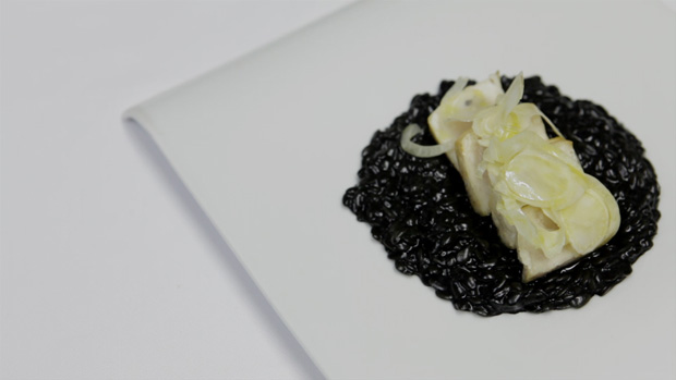 Massoto com tinta de choco e espadarte rosa salteado