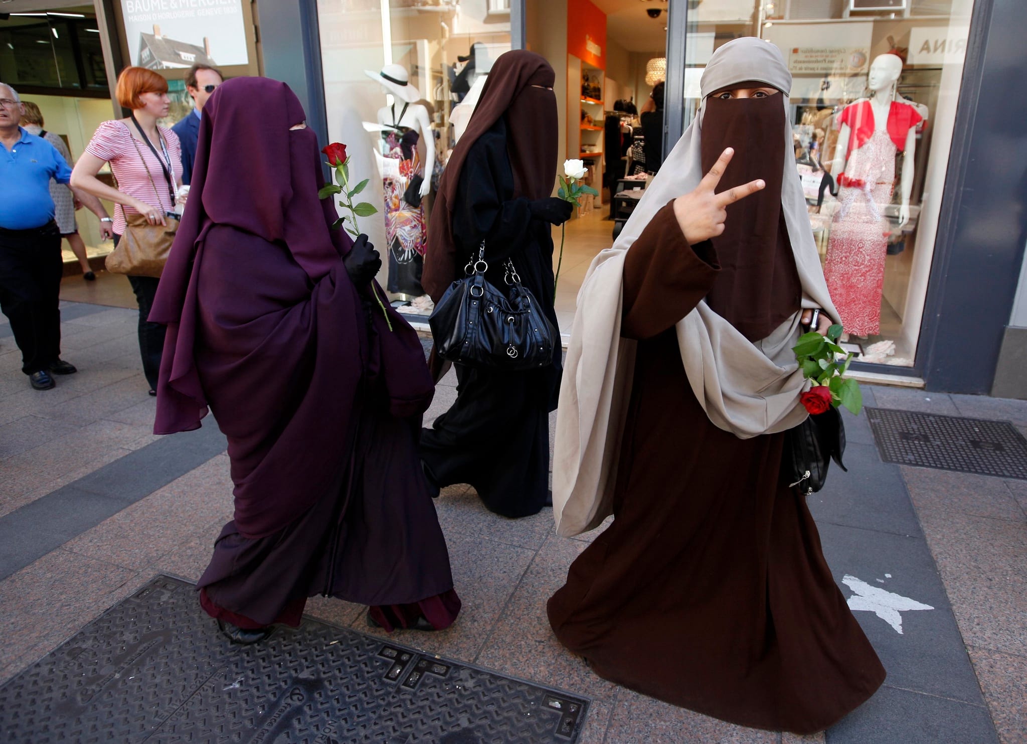 Как ходят мусульмане. Хиджаб паранджа чадра никаб. Бурка одежда женская мусульманская. Никаб в Исламе. Хиджаб паранджа чадра никаб отличия.