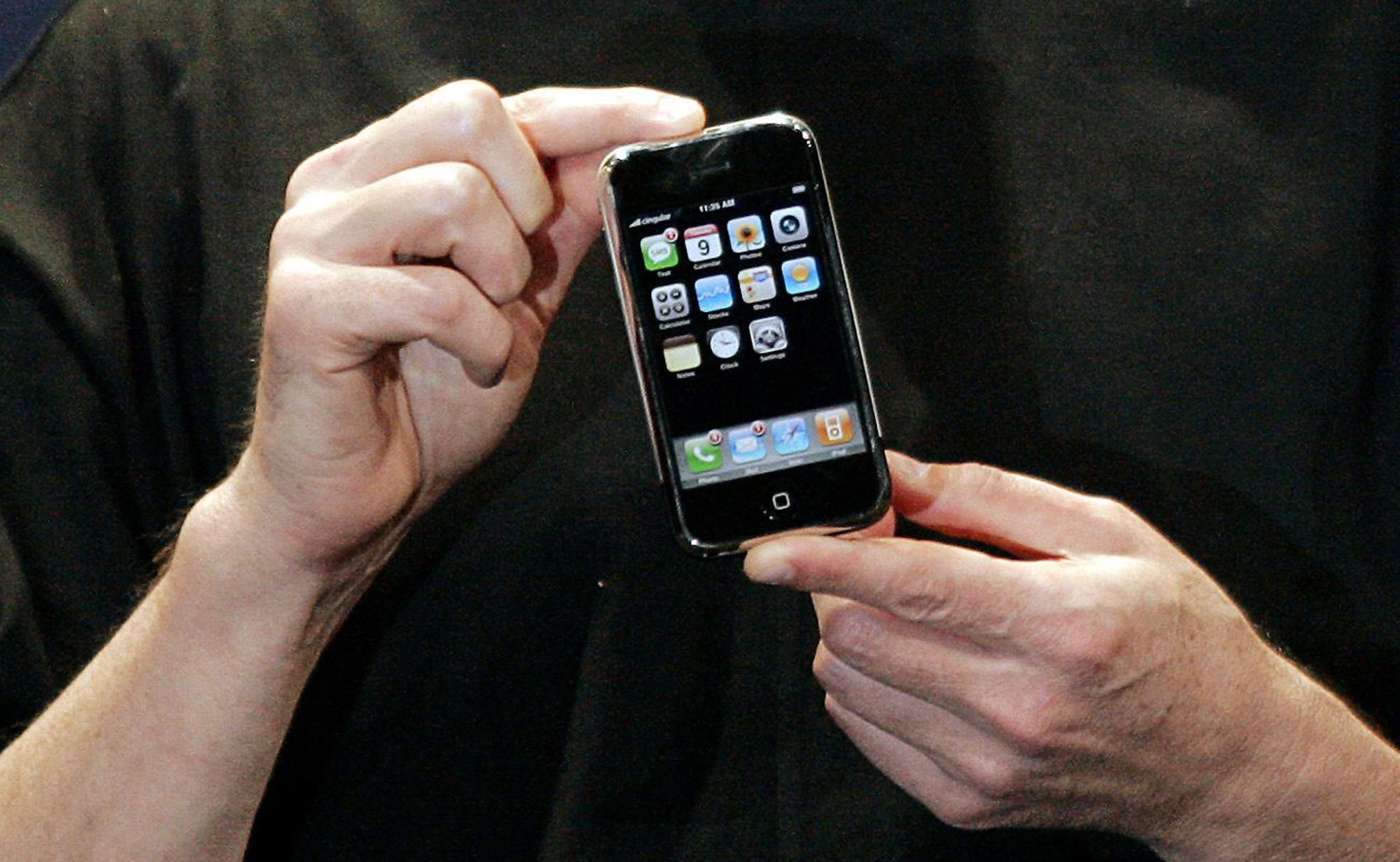 Выпуск первого iphone. Айфон 1 2007. Apple iphone 1. Apple iphone 2007. Стив Джобс первый айфон.