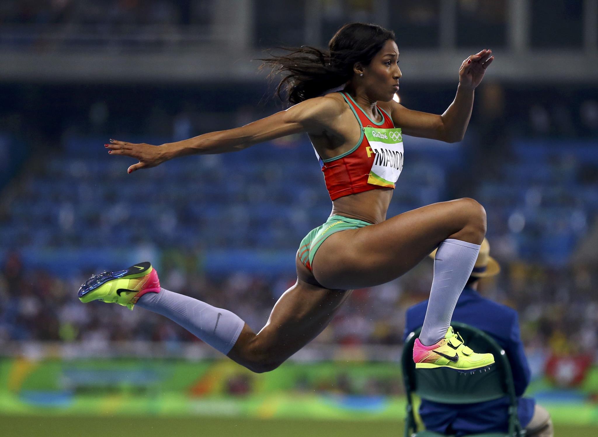 Тройной прыжок женщины. Тройной прыжок в легкой атлетике. Легкая атлетика прыжки тройной прыжок.