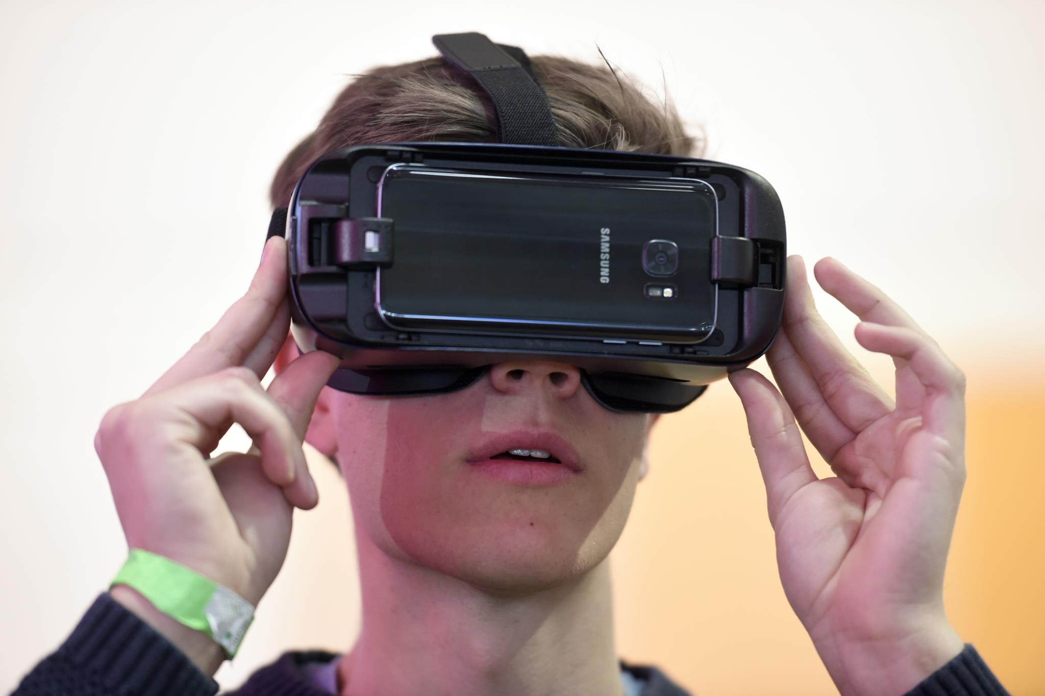 Страшные виртуальные очки реальности. Гир виар очки. Очки виртуальной реальности самсунг Gear VR. Очки виртуальной реальности TFN VR Mirage Echo Max. VR -очки 2021.
