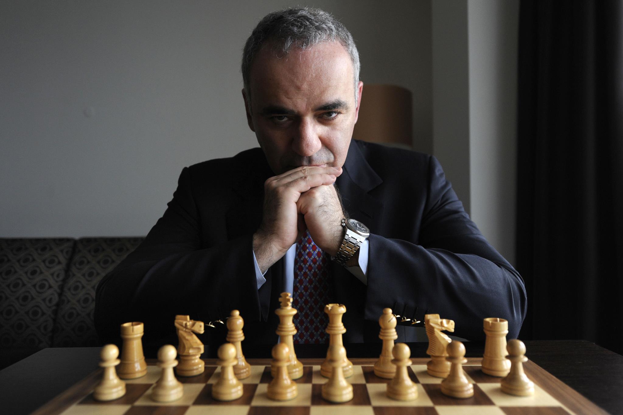 Kasparov pede que potências mundiais joguem Rússia de volta à