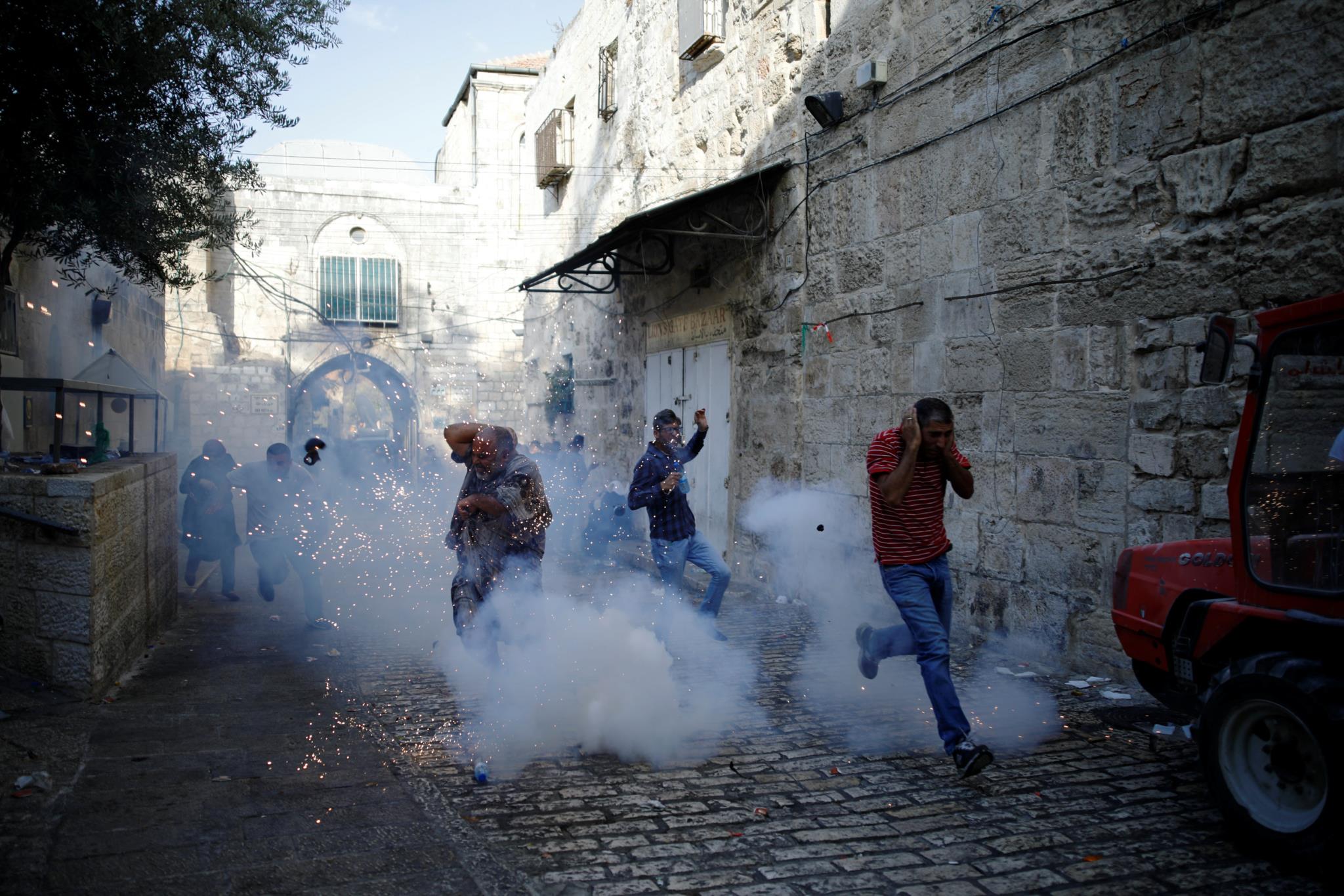 Jerusalém israel 25 de abril o homem judeu reza o muro é o lugar