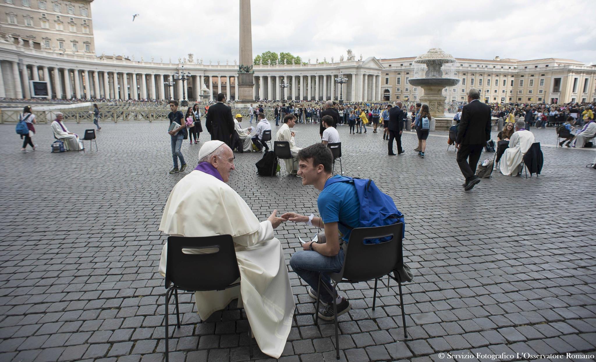 Bispo demitido pelo papa reza em frente à conferência de bispos