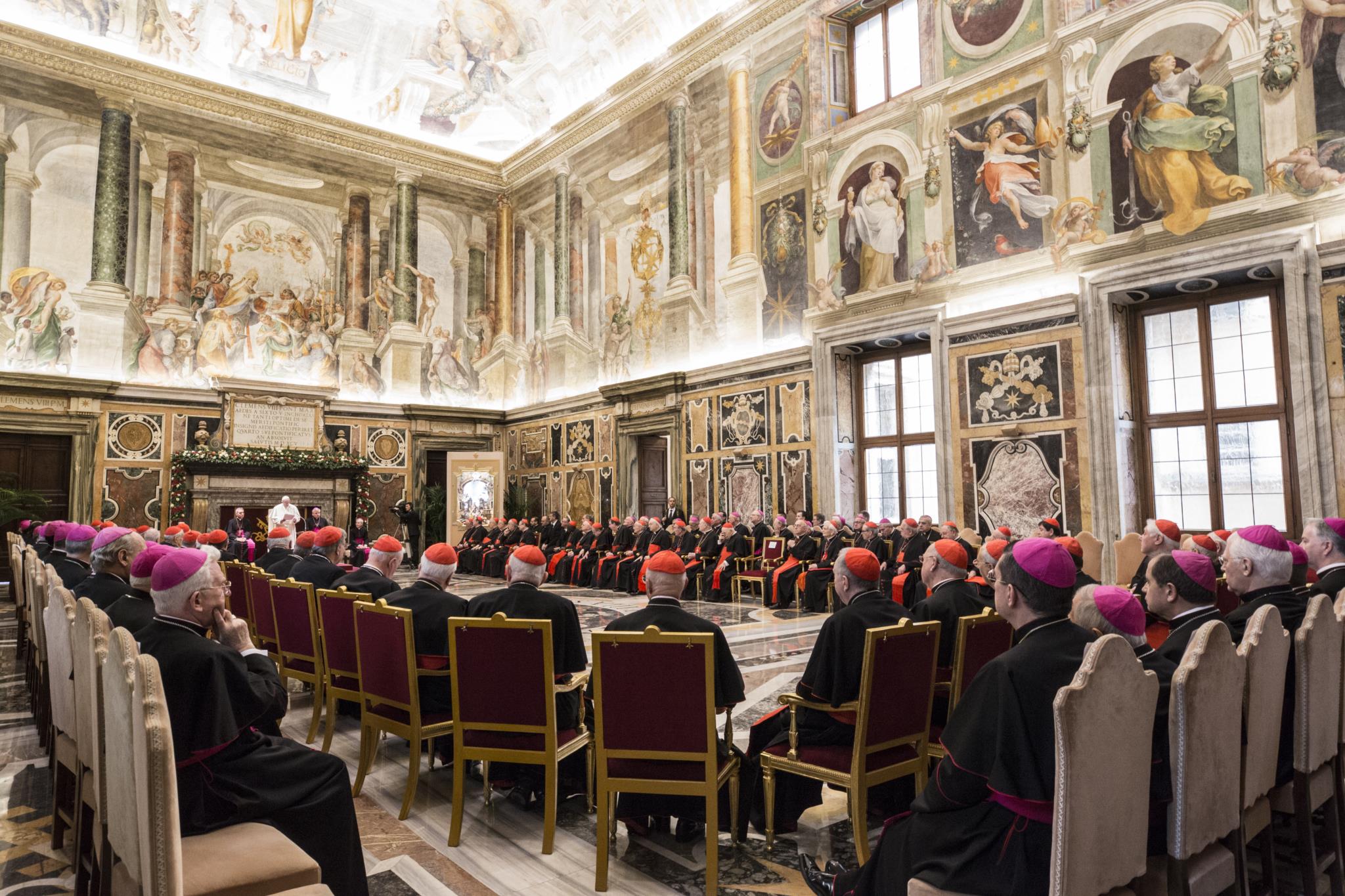 Bispo demitido pelo papa reza em frente à conferência de bispos