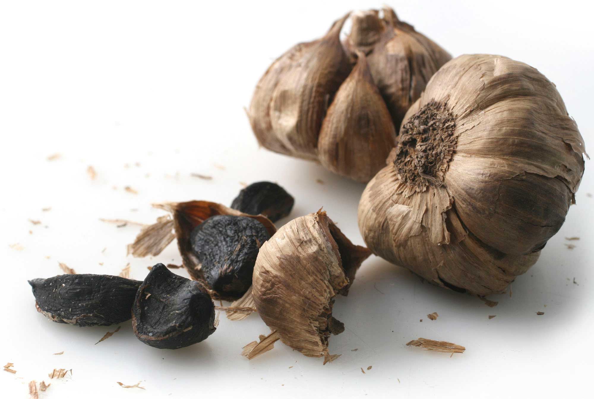 Почему неочищенный чеснок. Onions and garlic сказка. Черный чеснок тертый. 1 зубчик чеснока. Коричневые пятна на чесноке.