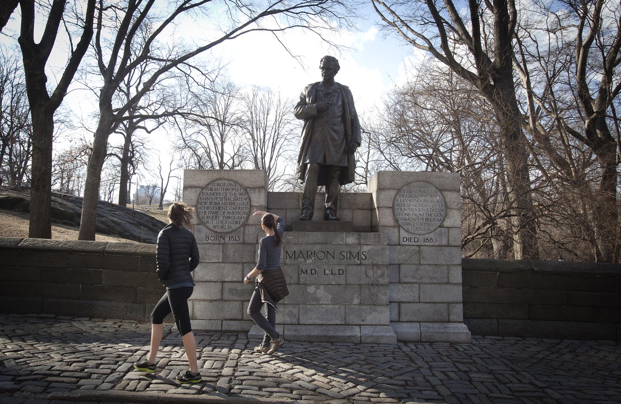 Pai” da ginecologia moderna fez experiências com escravas negras. A sua  estátua foi agora retirada do Central Park | EUA | PÚBLICO