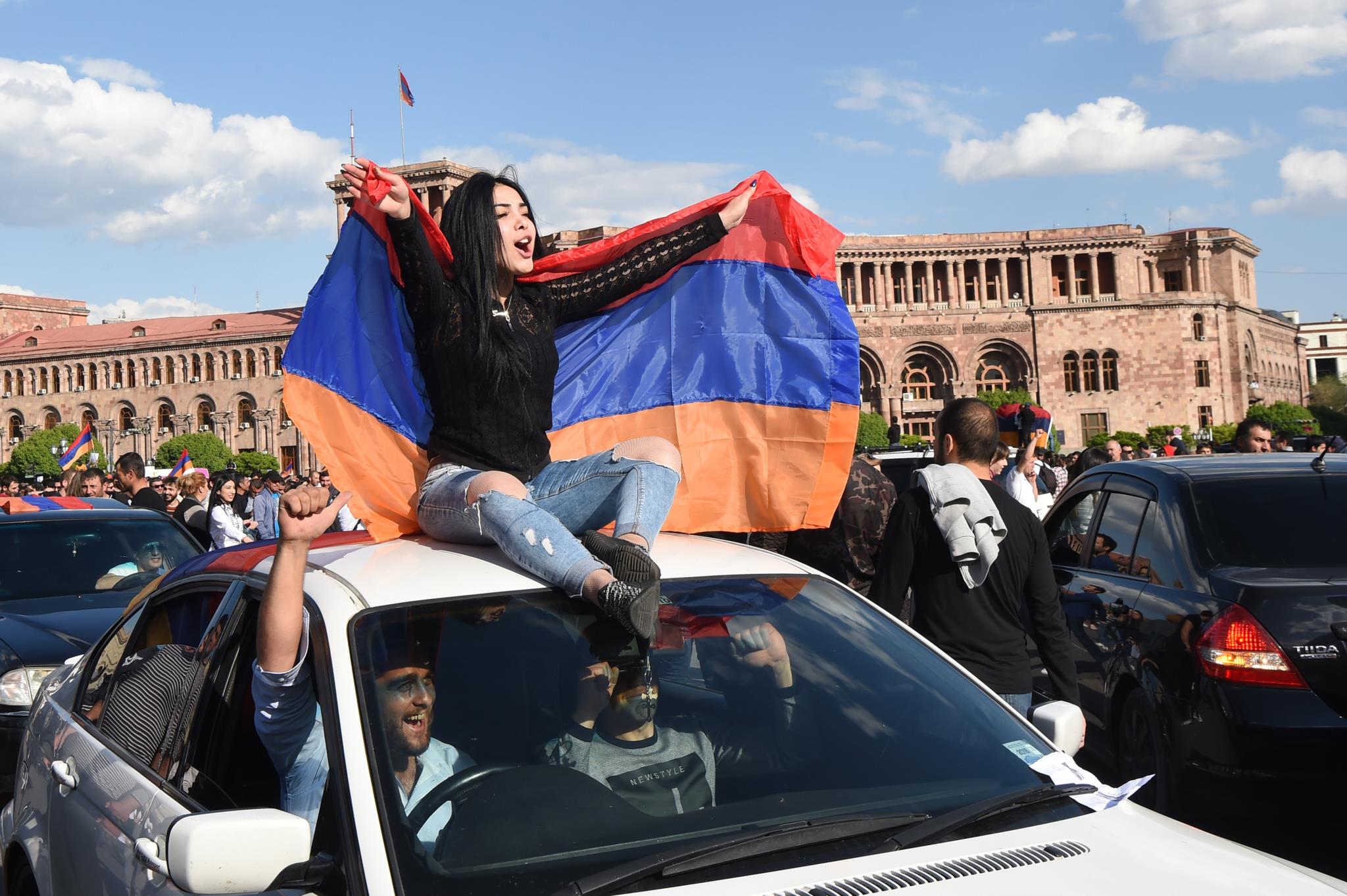 Что хотят армяне. Девушка с армянским флагом. Армения люди. Флаг Армении. Ереванские армяне.