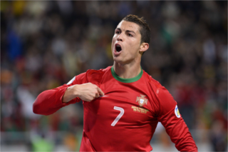 Cristiano Ronaldo surge com uma fita no cabelo em campo - Fotos